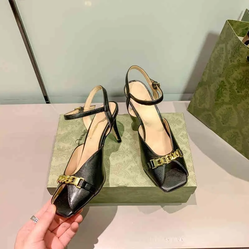 Sandalias de tacón de gatito francés primavera y verano 2022 nuevos zapatos de mujer de moda con cabeza cuadrada y cadena de metal