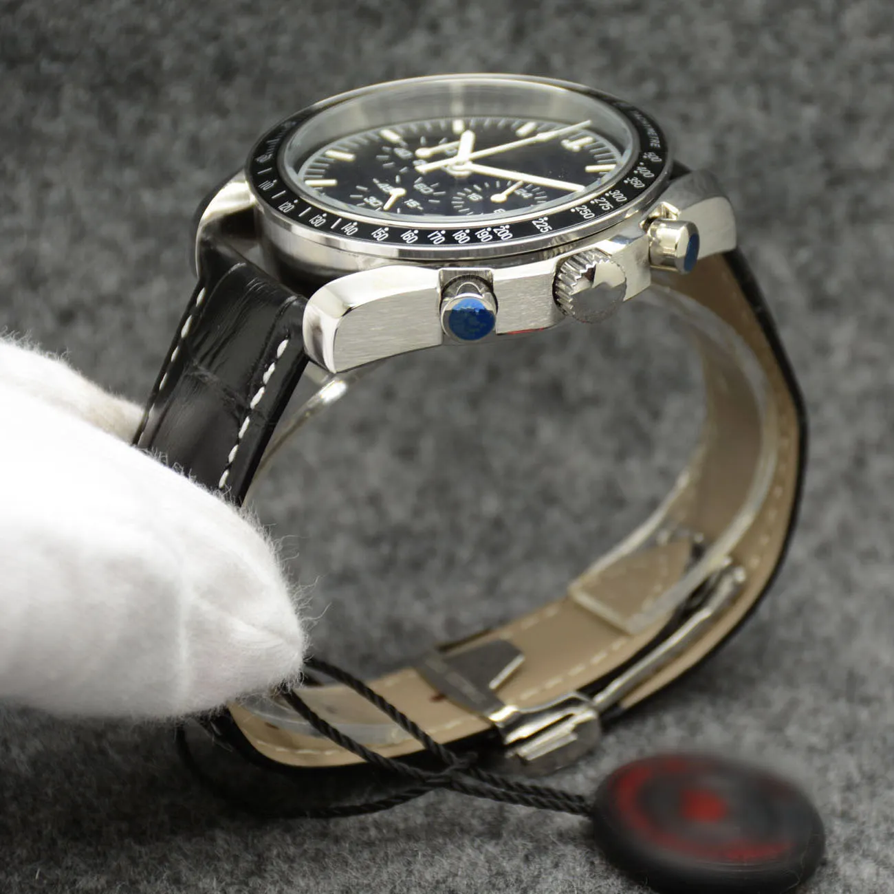 44mm Quartz Chronsograph Date Mens Watches Red Hands Black Leather Strap Fixed Bezel Toshymeter Markings275Nを示すトップリング