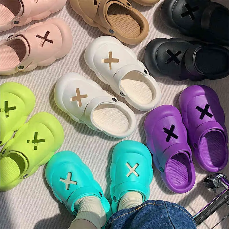 Nxy sandaler 2022 nya hålskor för kvinnor tecknad söt fast färg tjock sula icke-halk mjuk strandflicka hem glider 0527