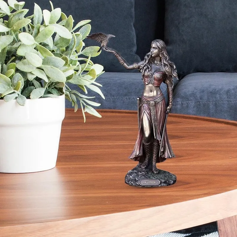 樹脂の彫像モリガンクロウソードブロンズ仕上げ像との戦いのケルトの女神15cmホームデコレーションL9 2208173959311