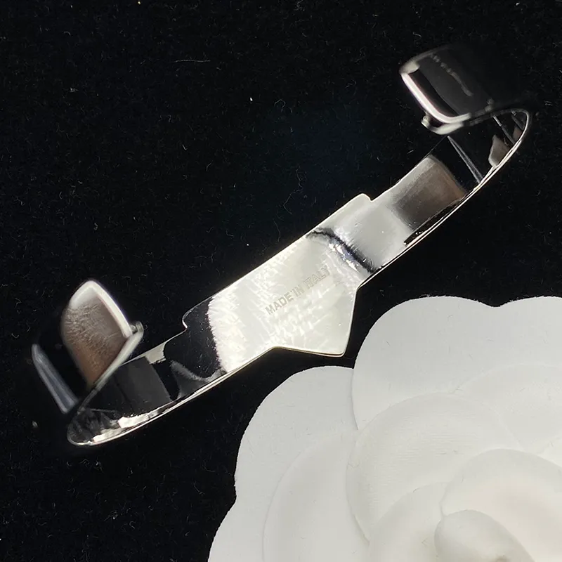 I designer amano i braccialetti le donne Uomo unisex triangolo lettera braccialetto uomini fascino braccialetti a cerchio gioielli di lusso regalo di nozze D2205072Z