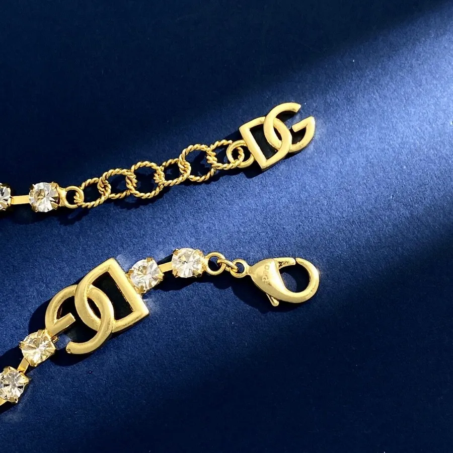 Mode Nya designade charmiga damer armband ihåliga ut bokstäver med diamanter 18k guldpläterade kvinnor armband designer smycken dg-284j