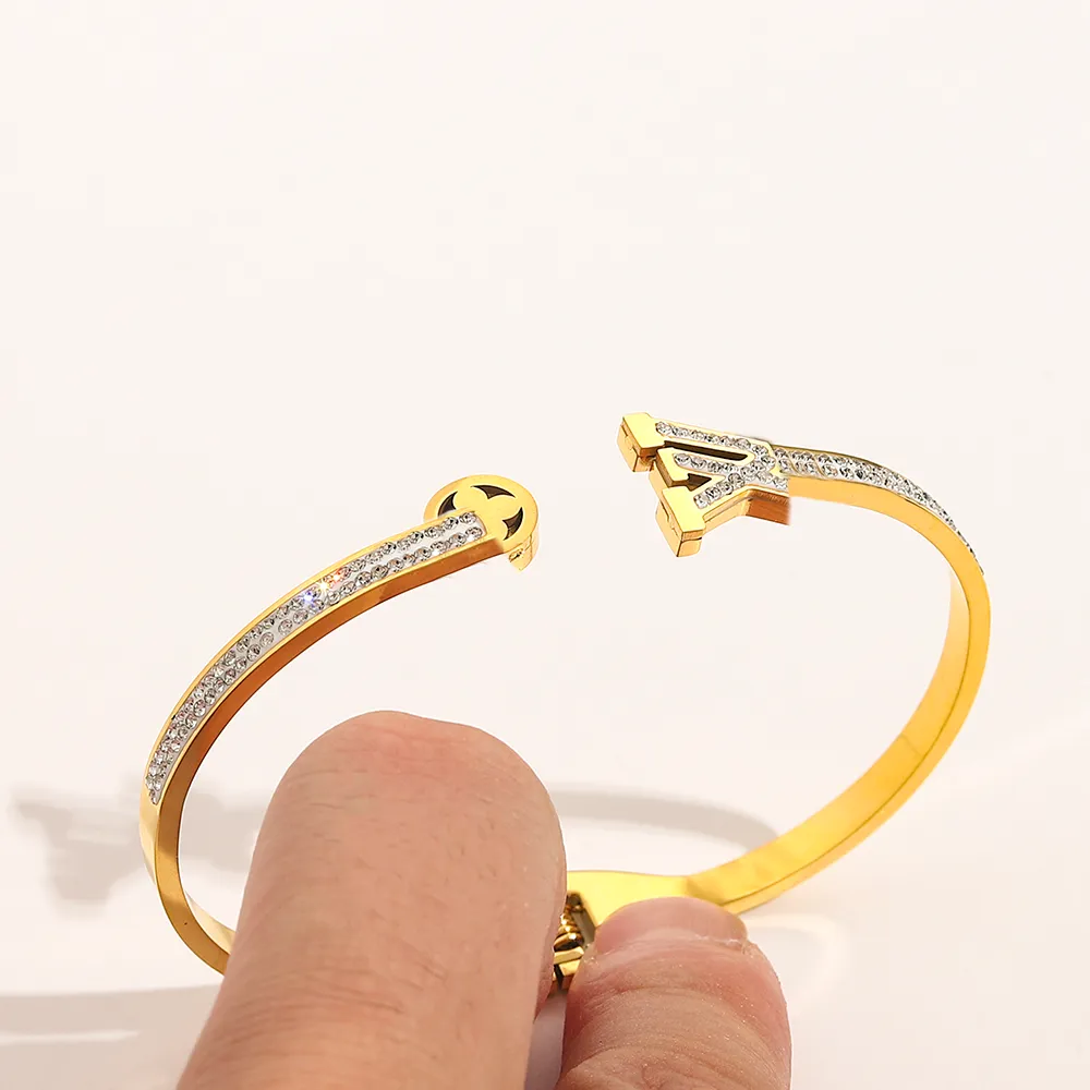 Bracelets de marque designer Femmes Brangle Luxury Designer Letter Bracelet Crystal 18K Gold plaqué en acier inoxydable Amoureux du mariage GIF2044