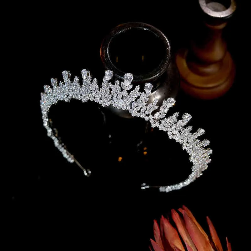 Luksusowa korona ślubna wydłużona Tiara Cubic Cyrkonia Inkrustowana opaska Elegancka nakrycia głowy Prom Do Włosów Biżuteria ślubna AA220323