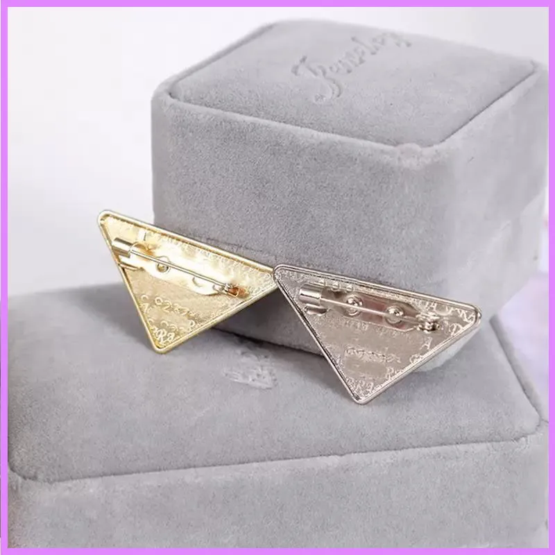 Metall Triangle Letter Brosch New Women Girl Triangle Brosches Suit Lapel Pin White Black Fashion Jewelry Accessories Designer G223274L