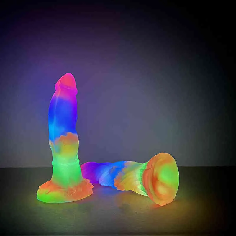 NXY Dildos Silicone Luminous Color Penis Para Iniciantes Masculino e Feminino Sucção Cups Pequeno Anus Plug Adult Sex Products 0317