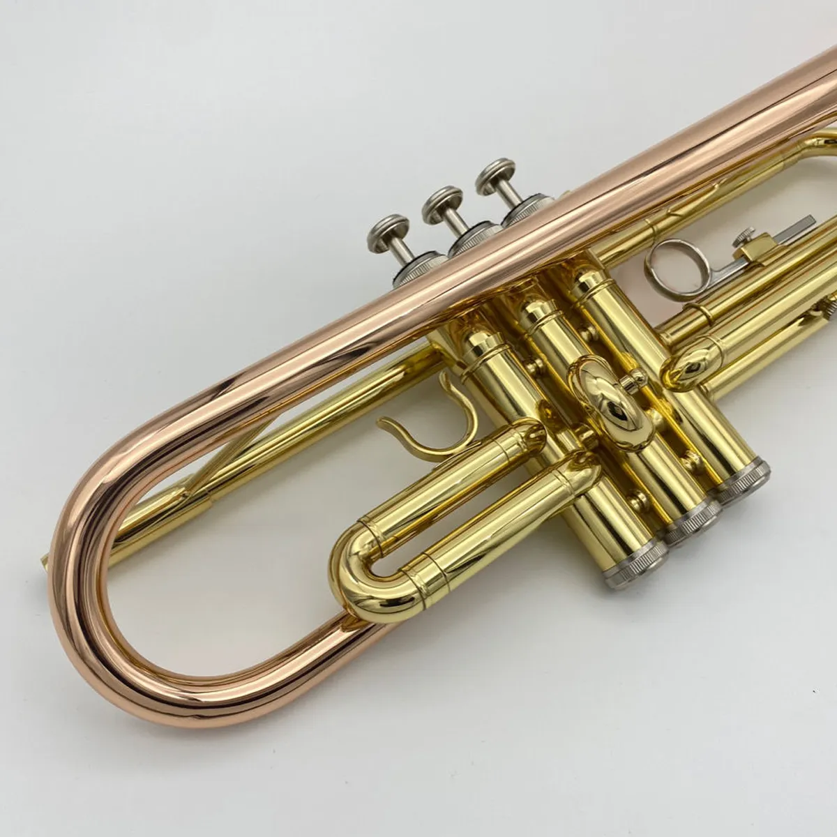 초보자를위한 고품질 전문 트럼펫 악기는 금도금 형광체 청동 뒷모습 왼쪽 트럼펫 연주
