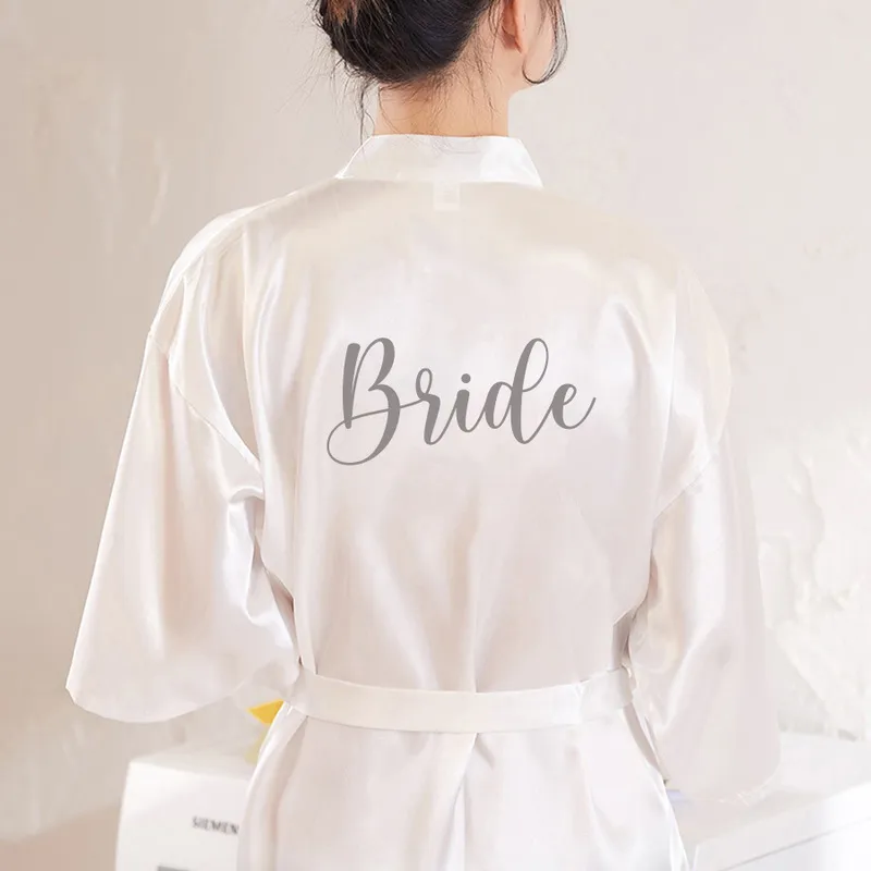 Robe rose foncé personnalisé Lettre argentée Kimono Satin Pyjamas Robe Bridesmaid Sister Mother of the Bride Robes 220621