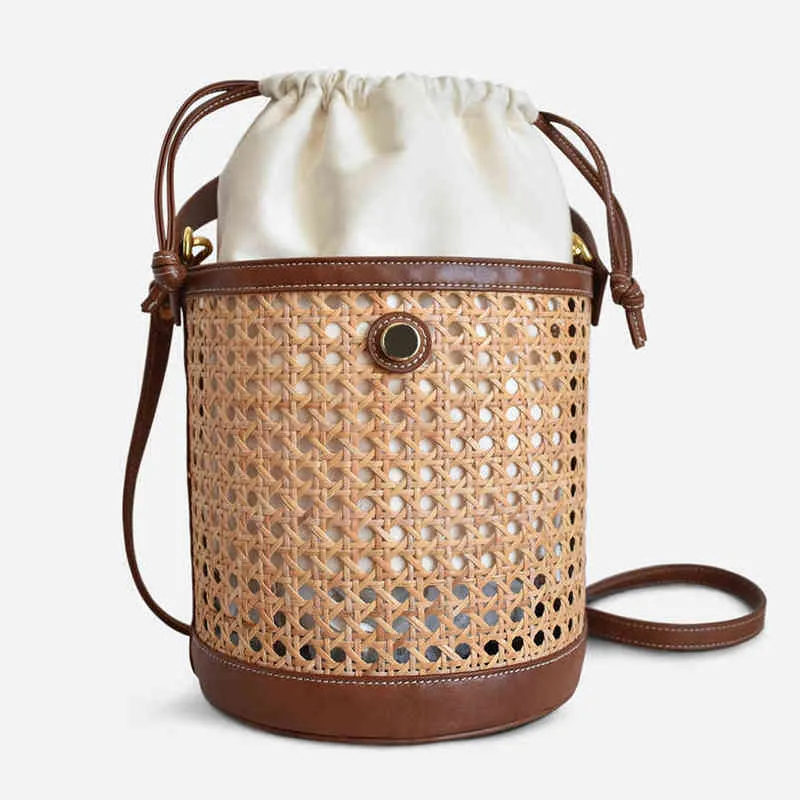 Shoppingkassar Designer Rattan Round Basket Väska för kvinnor Stora axelväskor Märke Beach Hollow Bucket Väskor Kvinnliga Shopper Handväskor 220412