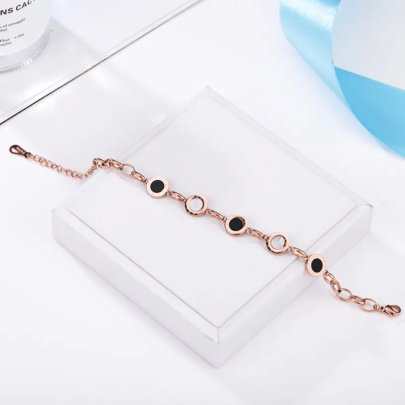 Bracelet à breloques classique avec coque noire et blanche, chiffres romains ronds, bijoux rétro pour femmes, cadeau 249j