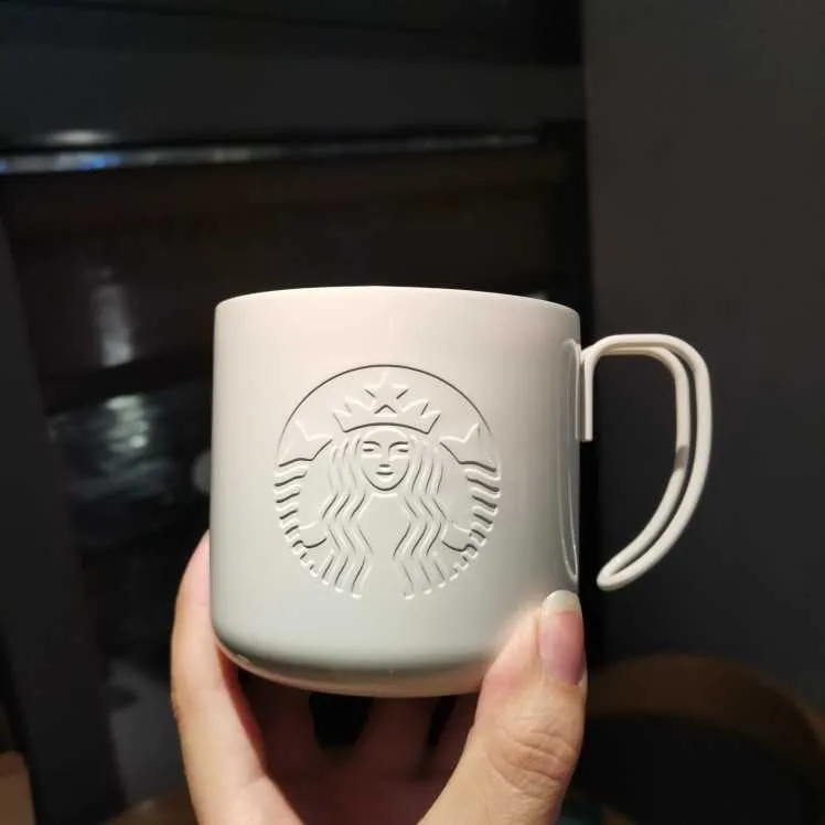 Starbucks copo de verão marfim branco plástico fria garrafa de água de aço inoxidável marca de desktop acompanhando boca fina copo de água isolado