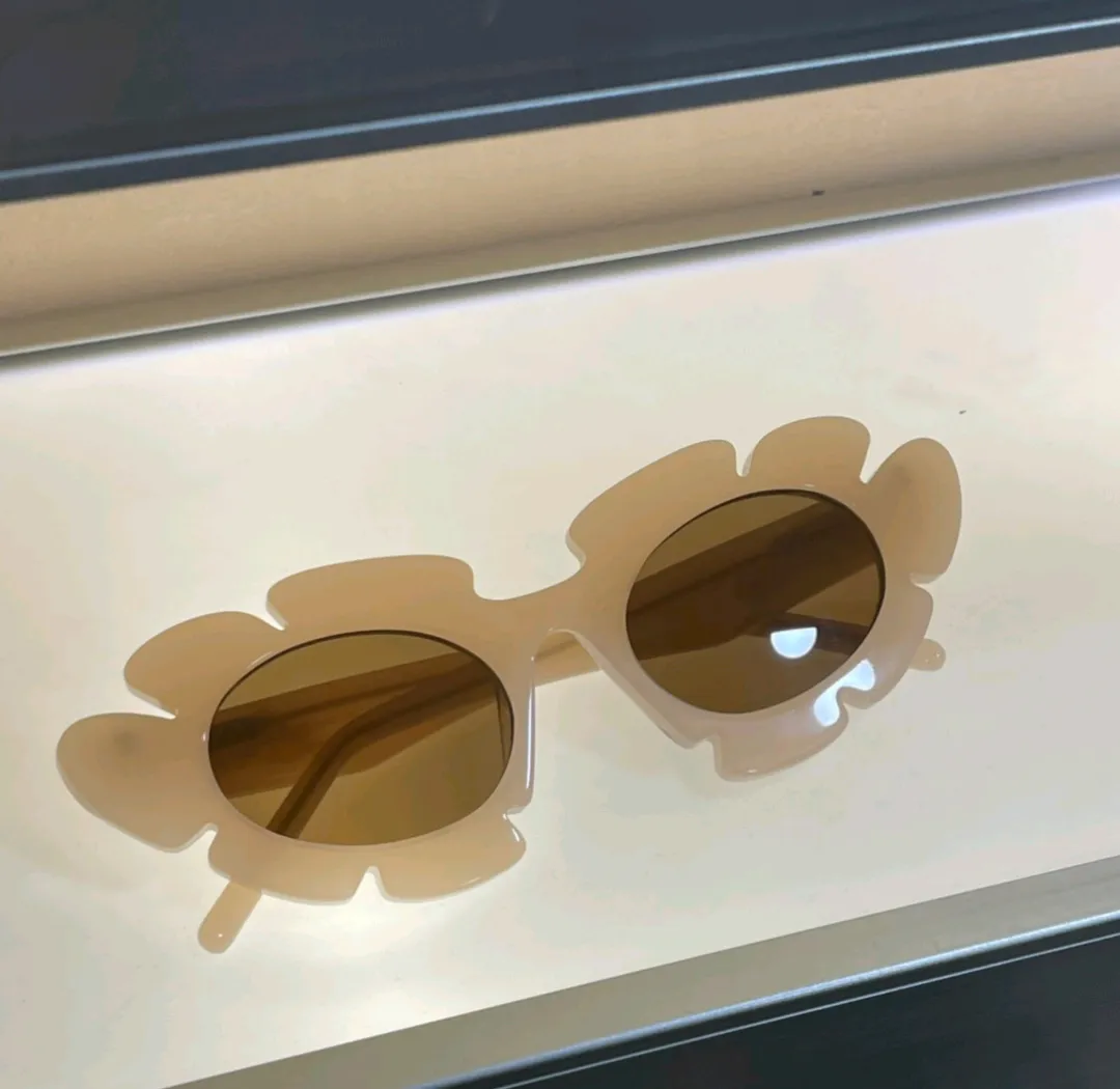 Gafas de sol de flores Desnuda Lente gris oscuro Forma de ojo de gato Moda para mujer Sunnies de verano Gafas de sol de gran tamaño UV400 Gafas de alta calidad One175D