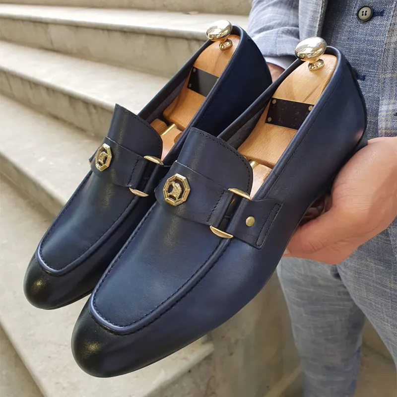 Mocassins masculinos sapatos de cor sólida couro pu casual moda dedo do pé redondo europeu e americano fivela de metal sapatos sociais britânicos hm544