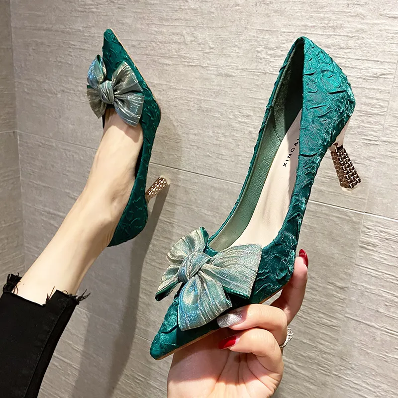 Зеленые шелковые бабочки высокие каблуки насосы для женщин сексуальные заостренные носки металлические шпильки каблуки свадебные вечеринки обувь женщина весной бомбас 220402