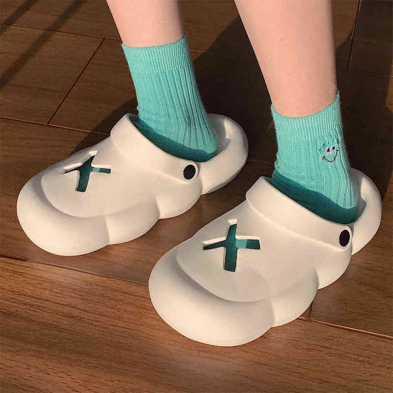 Nxy sandaler 2022 nya hålskor för kvinnor tecknad söt fast färg tjock sula icke-halk mjuk strandflicka hem glider 0527