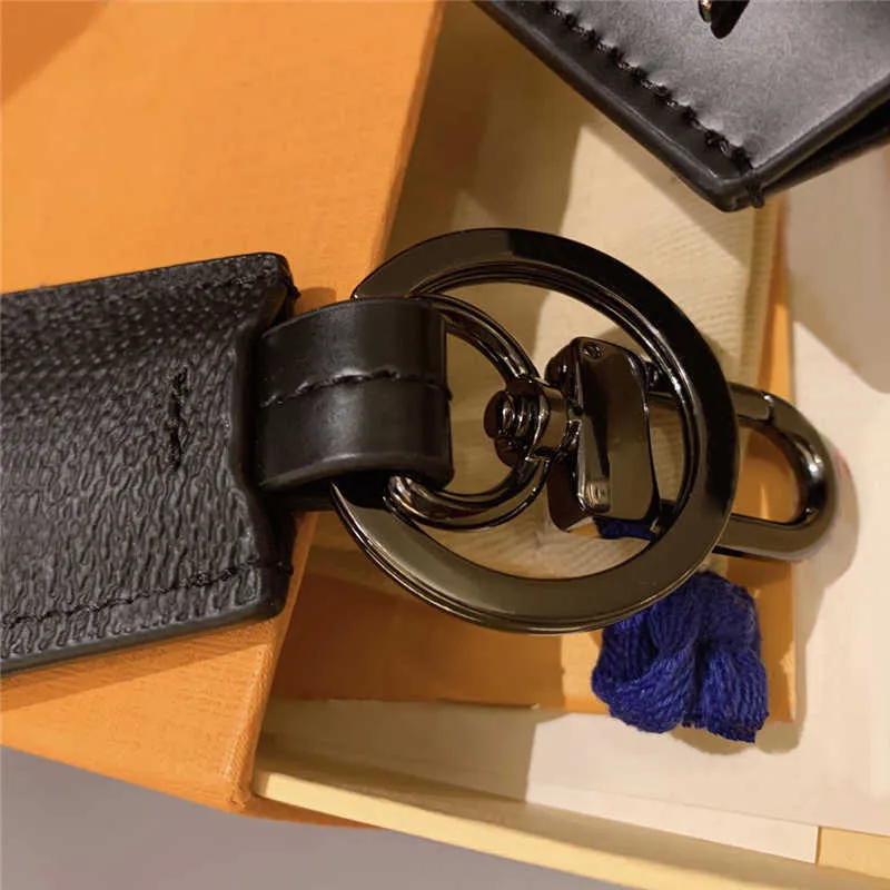 Дизайнерский черный кожаный автомобильный брелок для ключей Кольца Аксессуары Модный брелок Брелки Пряжка Висячие украшения для сумки с коробкой Y222852
