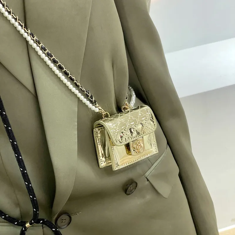 2022 Новая модная губная помада мини -сумки женская жемчужная цепь мешок с алмазом решетчатая решетка блестящая патентная кожаная квадратная сумка