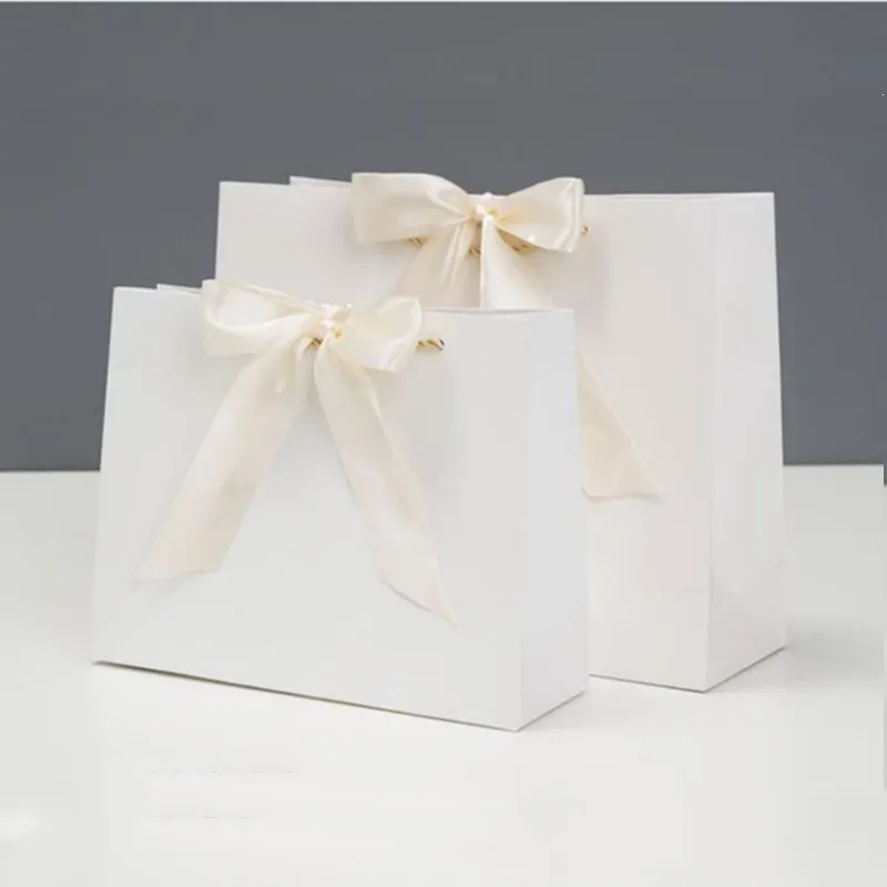 10 Pz/lotto Bianco Fiocco Nero di Alta Qualità Sacchetto Regalo Semplice Carta Kraft Contenitore di Caramella Con Maniglia Festa di Compleanno di Nozze 220427