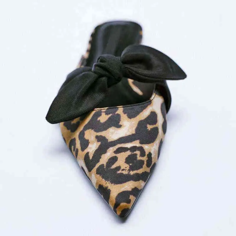 Sandaler 2022 Summer Lowtop Bow Bag Toe Shoes Kvinnors lämpliga Leopard Print Flat Mules Pekade Casual Bekväma sandaler 220704