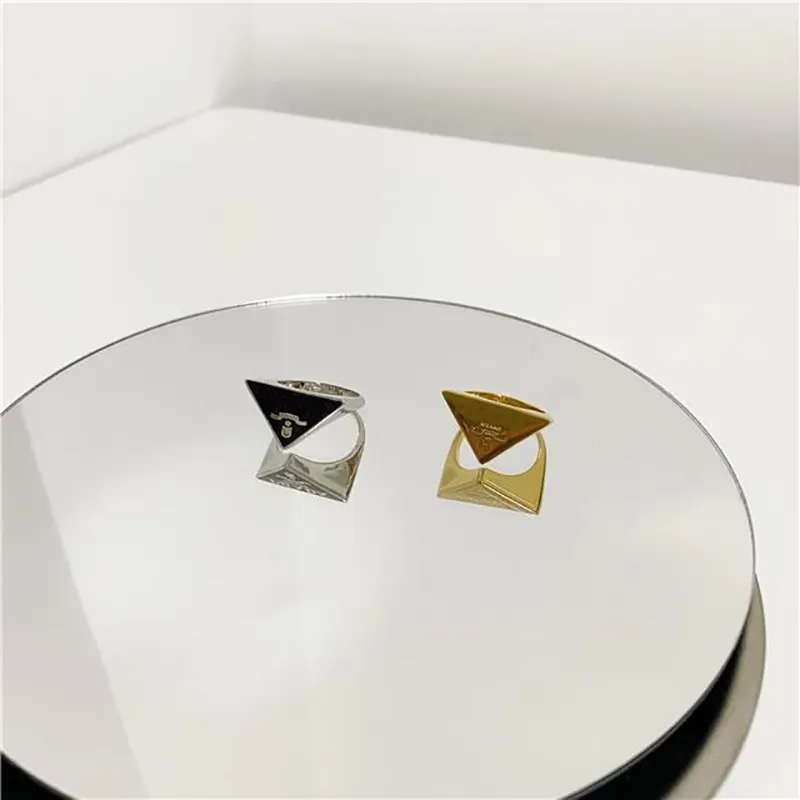 Anéis de designer de moda para mulheres luxurys designers marca triângulo anéis jóias de luxo para amantes casal anel tamanho 2022206u