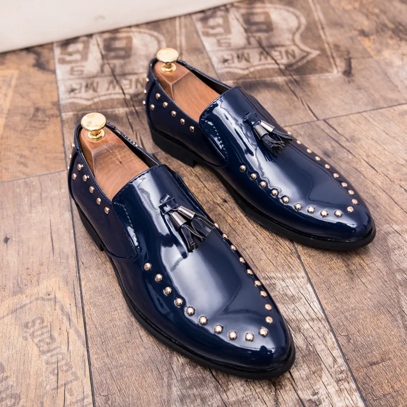 Light Sole Pointed Toe Loafers Men Shoes PU Classic Fashion Patent Leather Everyday Party Banquet Trend Rivet Tassel Decorative El2965760