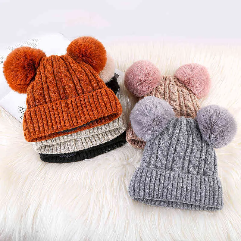 Cokk Nuovo cappello invernale da donna Carino due pompon di pelliccia Beanie cofano con velluto spesso caldo cappello da sci da neve berretto lavorato a maglia femminile moda J220722