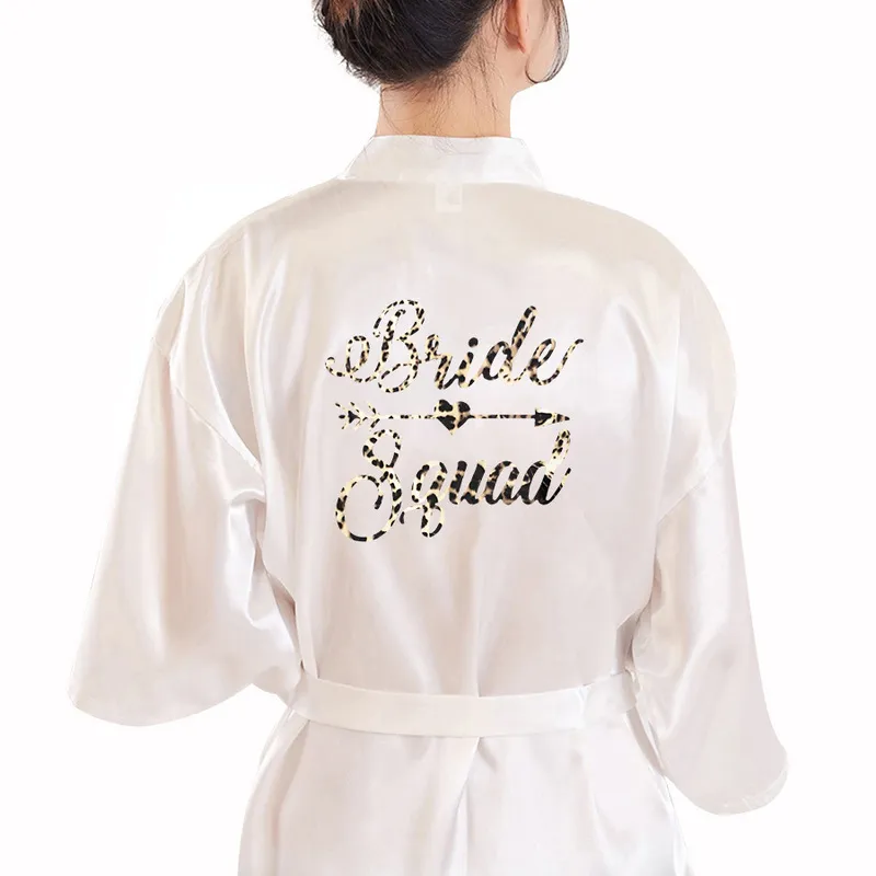 Personnalisé Femme Satin Robes Léopard Impression BRIDESQUAD Femmes Pyjamas Robe Kimono Peignoir 220621