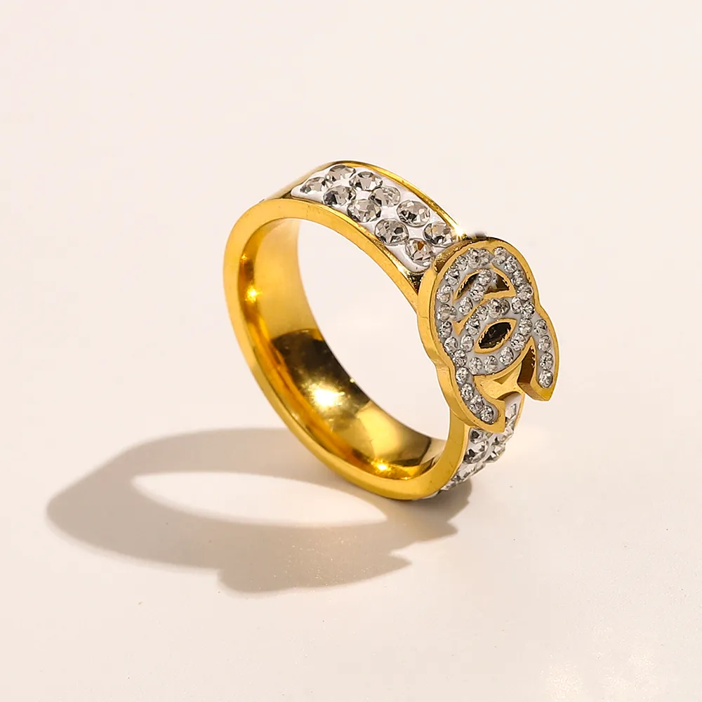 Ny fashionabla smyckesdesigner ringer kvinnor bokstav kärlek bröllop leveranser 18k guld pläterad rostfritt stål diamant ädelstenar ring f274y