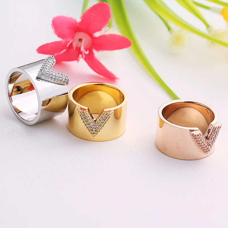 Clássico de luxo diamante v anel designer de moda masculino e feminino anéis de casamento de cristal 316l titânio banhado a ouro 18k jew2963