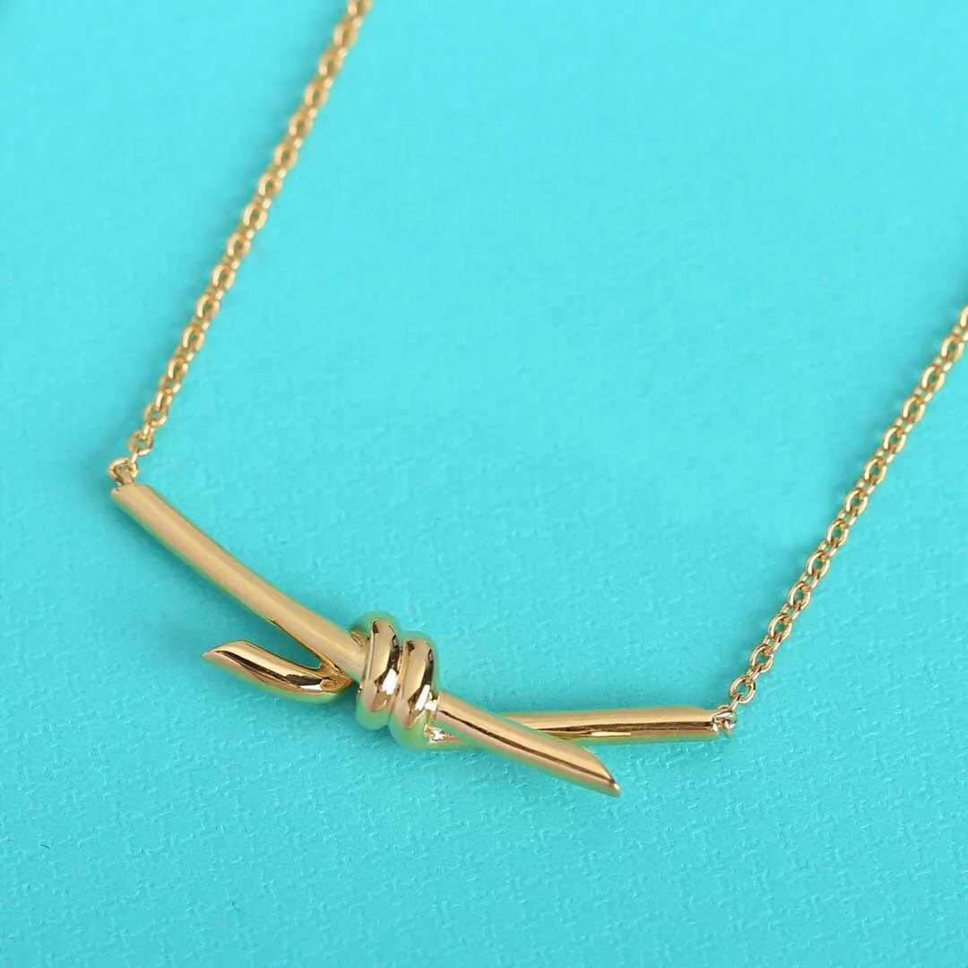 V Gold Material Charm Knot Shape Pendant Necklace With Diamond eller No For Women Engagement Jewelry Gift Have Stamp Velet Bag PS4013215G