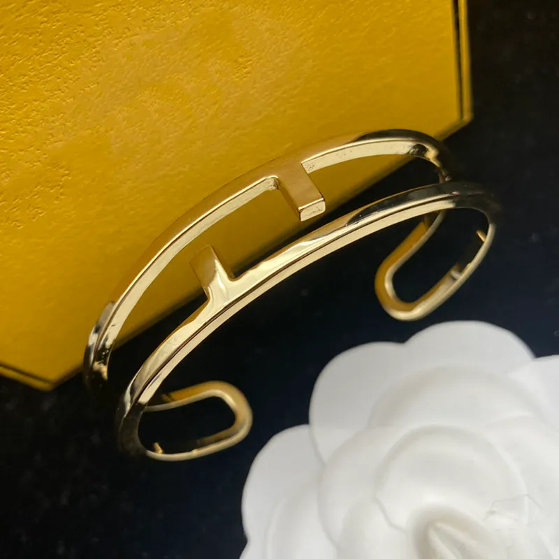 Simple Designer MOVE BRACELET Gold Hard Bangle Classic Letter F Bracelets For Women Fashion Charm Jewlery Earrings Necklace 220708282T