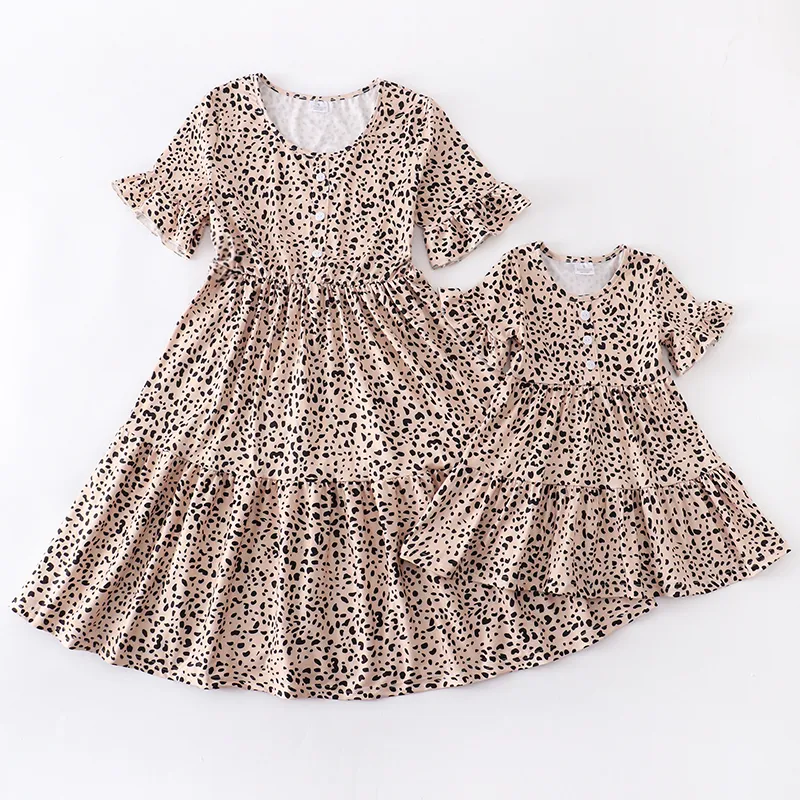 Girlymax Summer Baby Girls Mommy Me Boutique Children Clothes Milk Silk Leopard Kort ärm klänning Kidswear 220531
