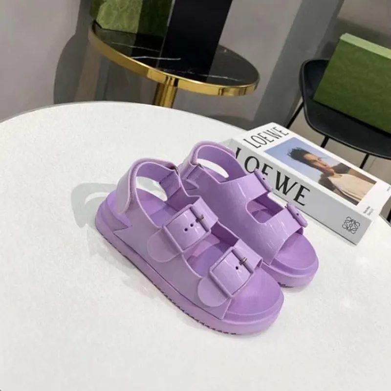 2022 Womens Sandals Designer tofflor Kvinnor Summerskor Beach Casual Platforms Sandal Solid Sports Slipper Rubber Patent Leather G227163F