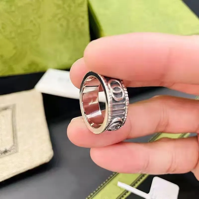 Diseñador de alta calidad extravagante anillo G acero retro letra de acero inoxidable c anillos de plata promesa de moda margarita para mujeres hombres wed194j