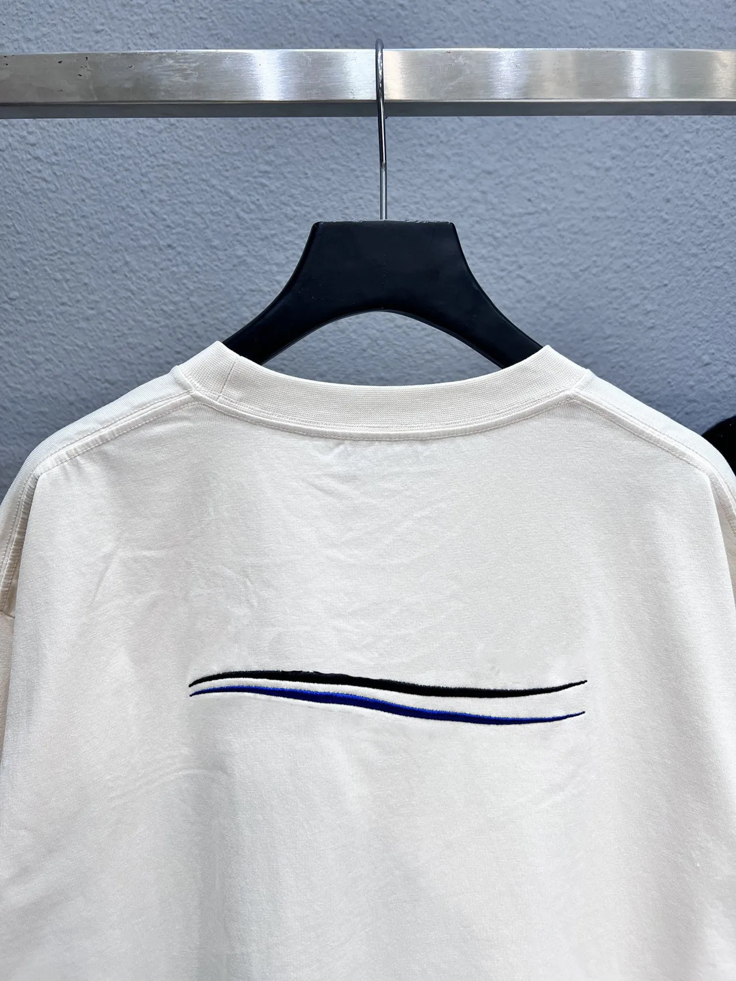 Luksusowa marka Bale High Version Koszulki 22SS Nowy Ripped Tee Letter Crack OS Para Paryż Loose Rękaw T-Shirt Tee