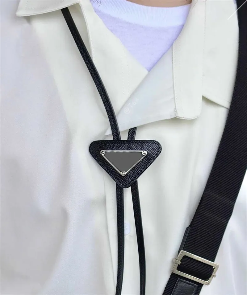 Modedesigner-Krawatten für Mädchen mit Dreiecksmuster, Buchstaben-Krawatte, Lederkrawatte285b