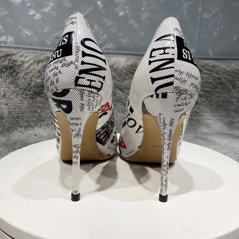 Zapatos de tacón de aguja con punta en pico de diseñador para mujer con estampado de grafiti, zapatos de fiesta de tacón alto de estilo clásico sin cordones blancos, tamaño QP134 ROVICIYA 220514