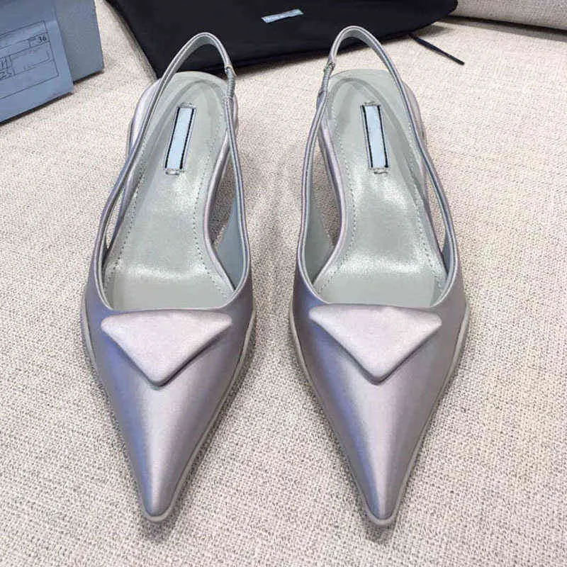 Triangolo standard scarpe basse a punta da donna 2022 nuovi sandali con tacco a forma di gatto femminile rosso netto