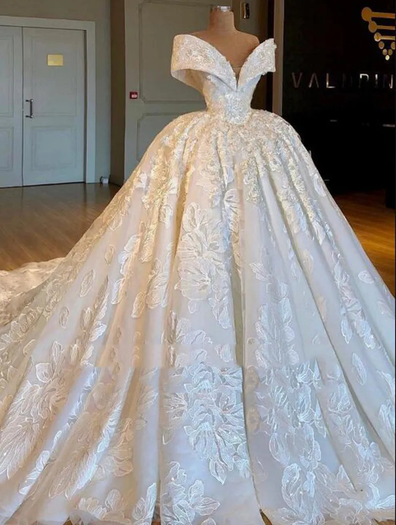 Lyx av axelbollklänning bröllopsklänning spetsar applikationer snör upp klänningar svep tåg skräddarsydda brudklänningar vestido de noiva
