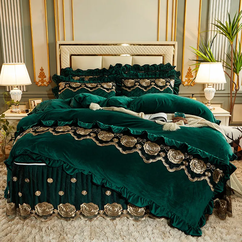 Luxury Vintage Wedding Gold Rose Lace Broderi Crystal Velvet Bedding Set Duvet Cover Quilted Bed Kjol BedsPread Pillowcases