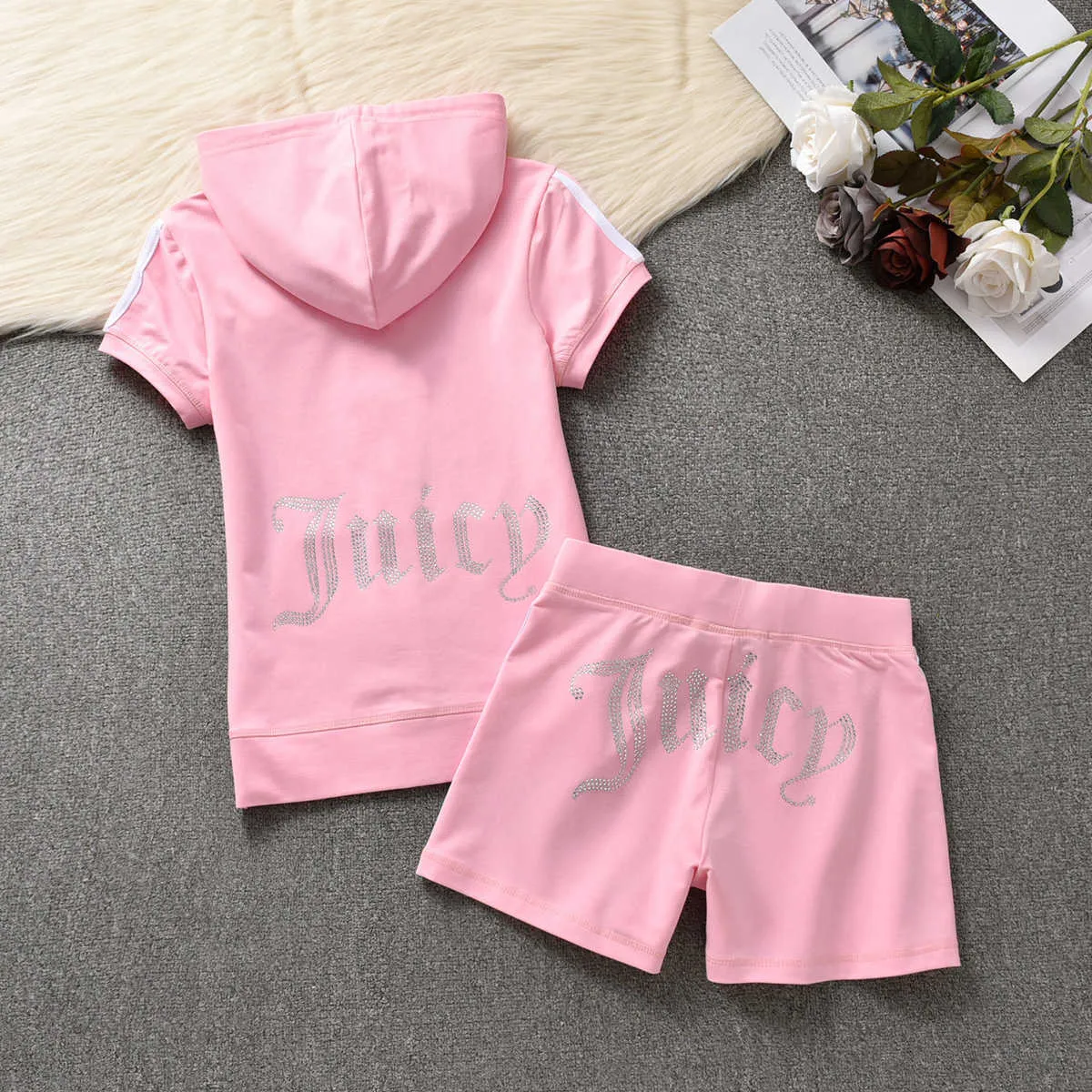 Juicy Apple Tracksuit 여자 레저 스포츠 2 조각 세트 여성 디자이너 여름 느슨한 짧은 슬리브 레터 티셔츠와 반바지 스포츠 세트 의상