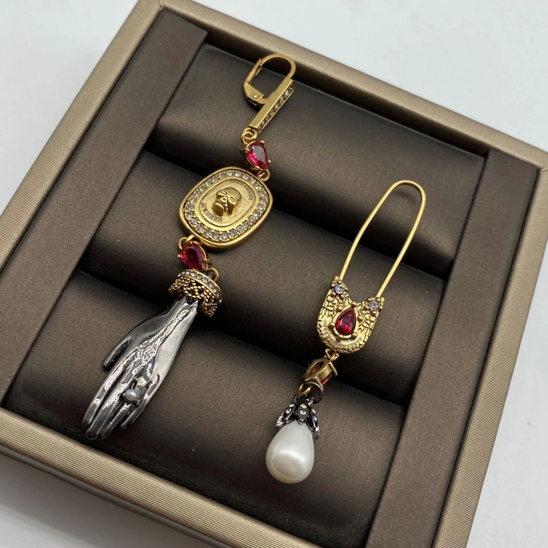 New designed Skulls hanging cards pendants women's Necklace ladies Vintage Brass Pearly Necklaces Designer Jewelry 031218W