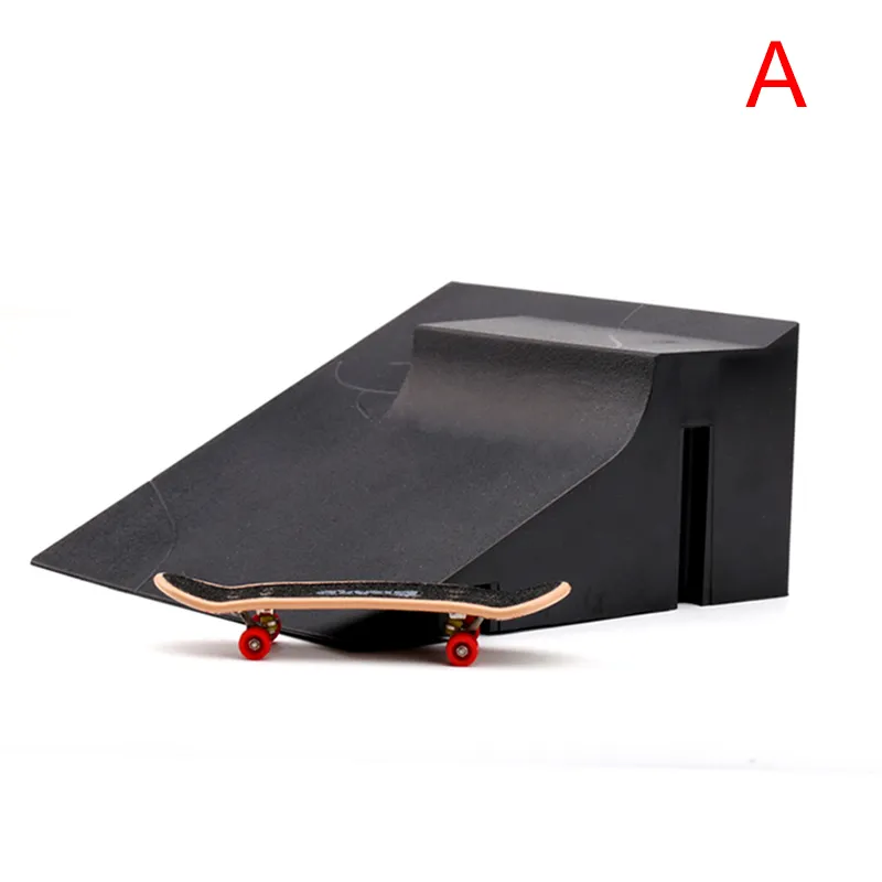 1セットミニトレーニングスケートボードとランプトラックの面白いスケートボードおもちゃフィンガースケートボードおもちゃ220608