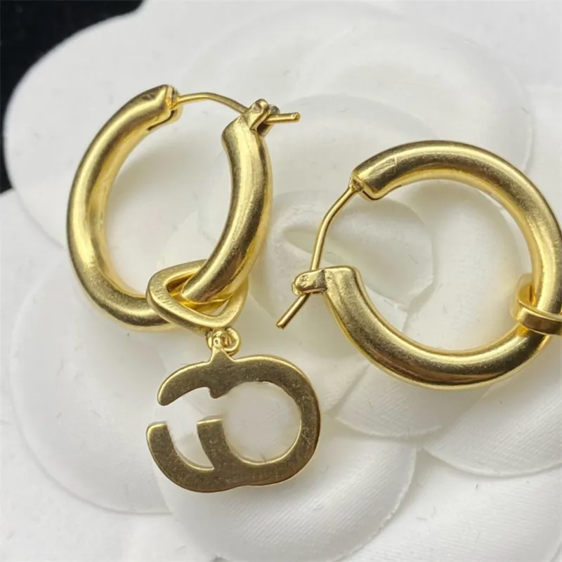 Designer Femmes Vintage Oreille de luxe Gold Stud Oreille d'oreille Mode Alphabet Moucrages d'oreilles Haut de gamme Boucles d'oreilles 241Z