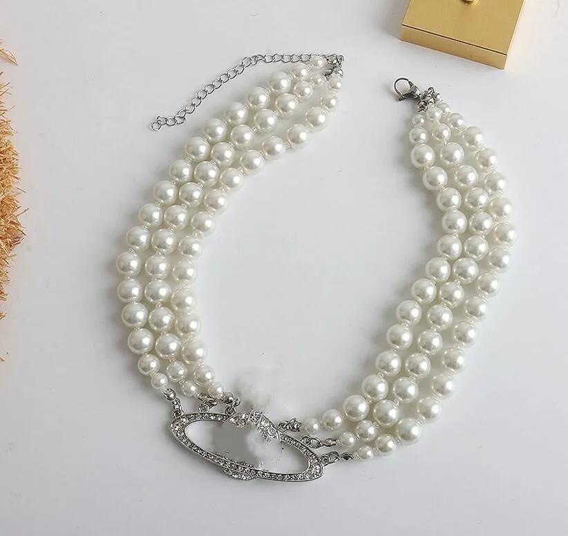 Collana di perle europee e americane a tre strati di nicchia di fascia alta con catena di clavicole tempestate di diamanti consegna veloce da donna272O