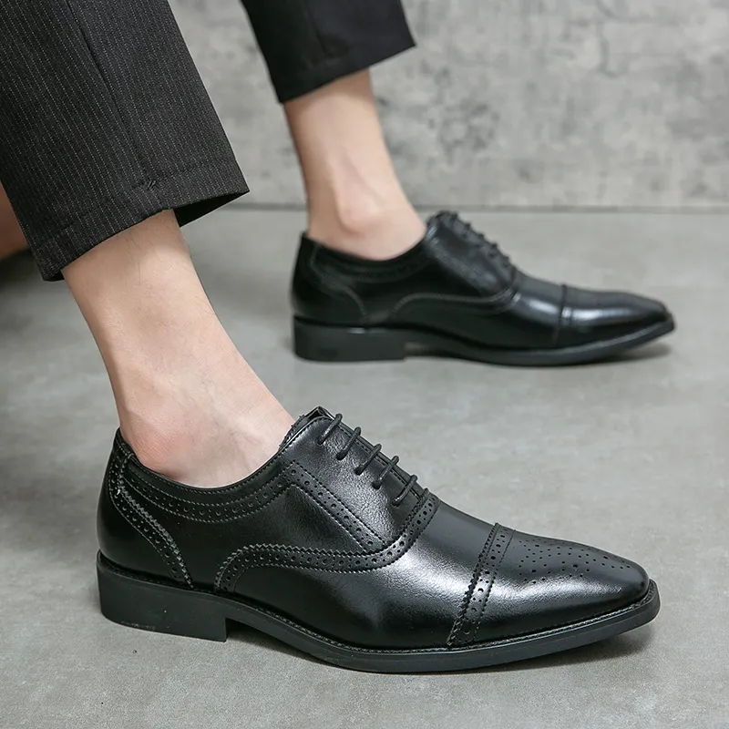 Men Brock Carved Leather Shoes Solid Color PU Simple Fashion Lace-Up All-match British Pointed Toe Business Dress Shoes HM536