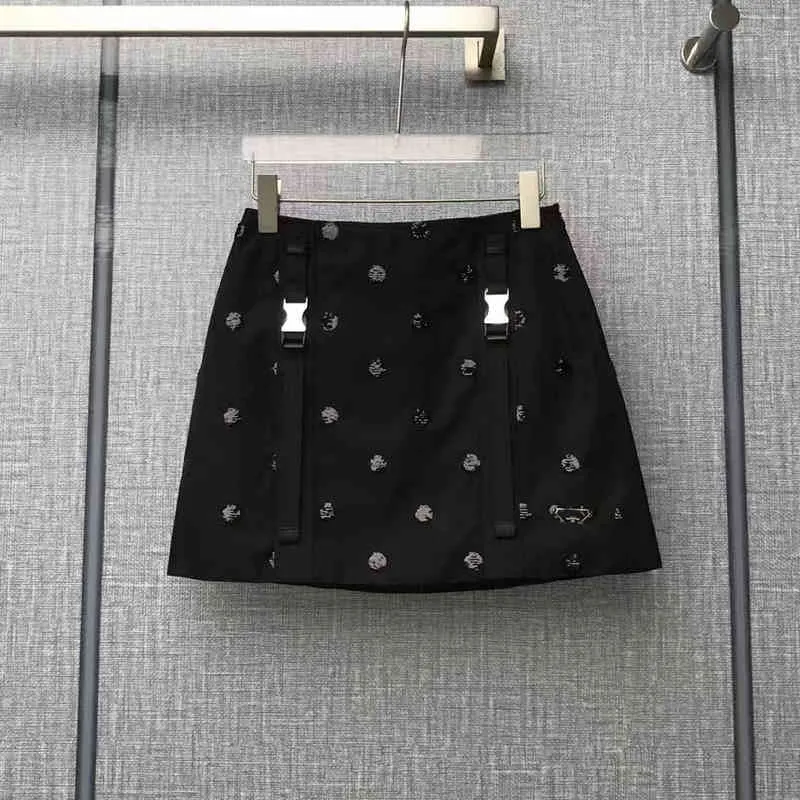 春と夏の新しいハイウエストスリムカレッジスタイルの三角形A字型のショートスカートラウンドライトピース刺繍入りスカート
