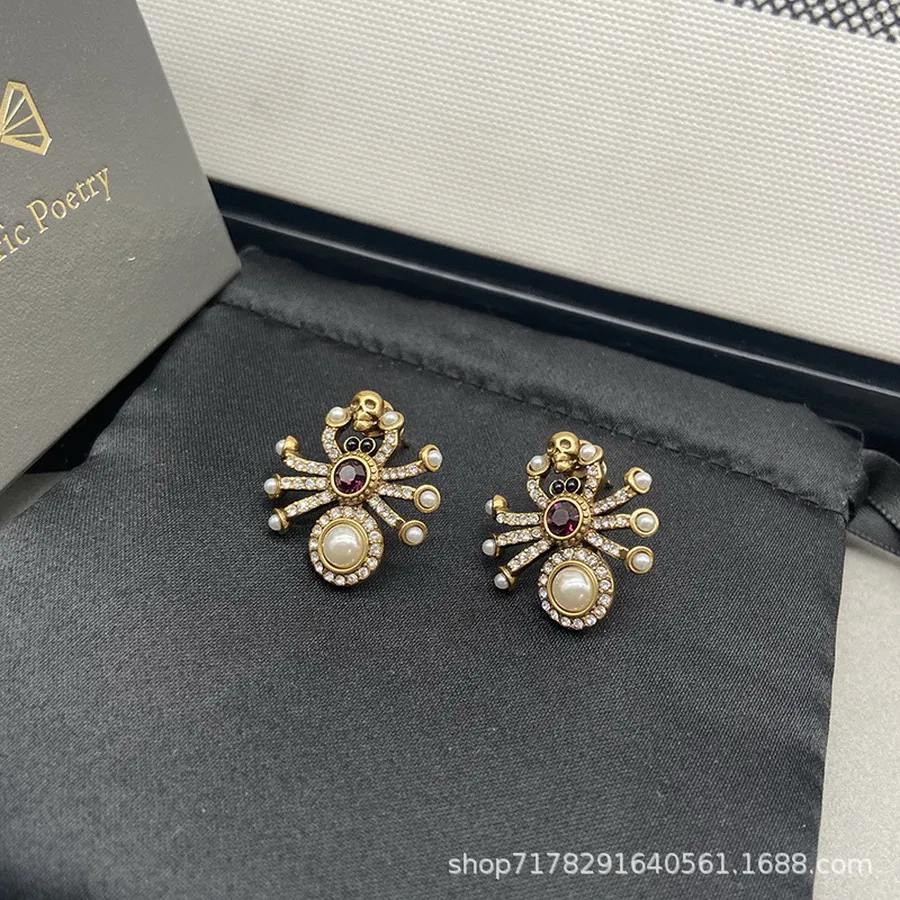 Nouveau conçu enracinet rivet crâne épingle femmes boucles d'oreilles oreille cercel punk style hip-hop dames dames moutons de boucle oreille e01000194a