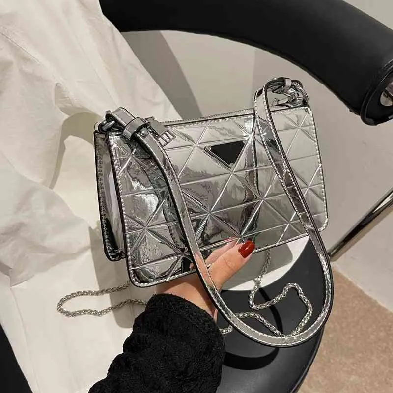 Handväskor 70% rabatt på den nya kedjan Small Square Bag 2022 Mirror Laser Underarm är enkel och Sling One Shoulder Oblique Span Women's Purses