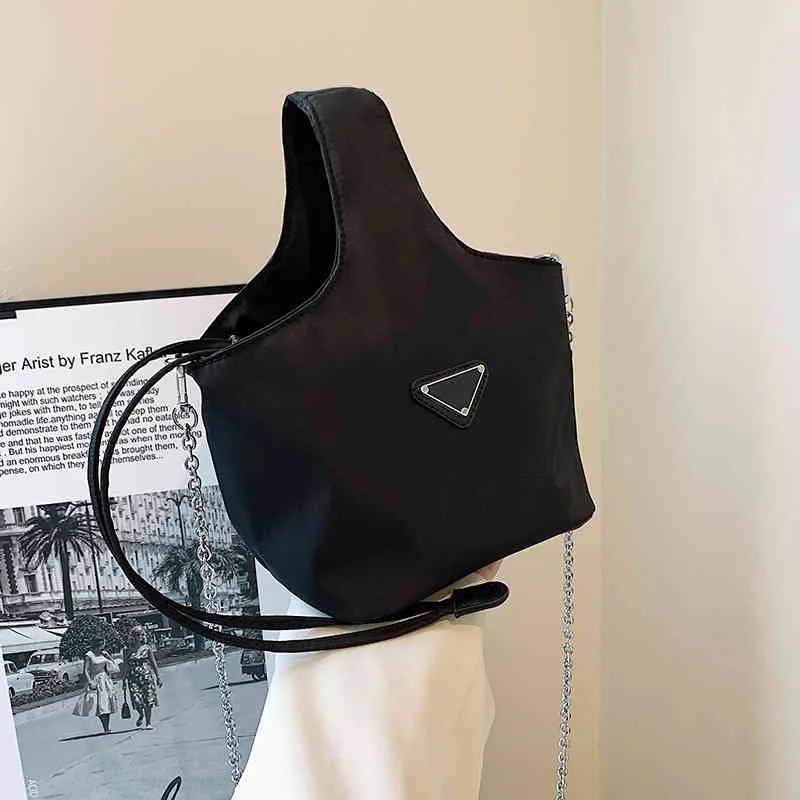 Purses Outlet 2022 Ny avslappnad hink nylonduk Portable Vegetabiliska korgväska Damp stil en axel messenger väska